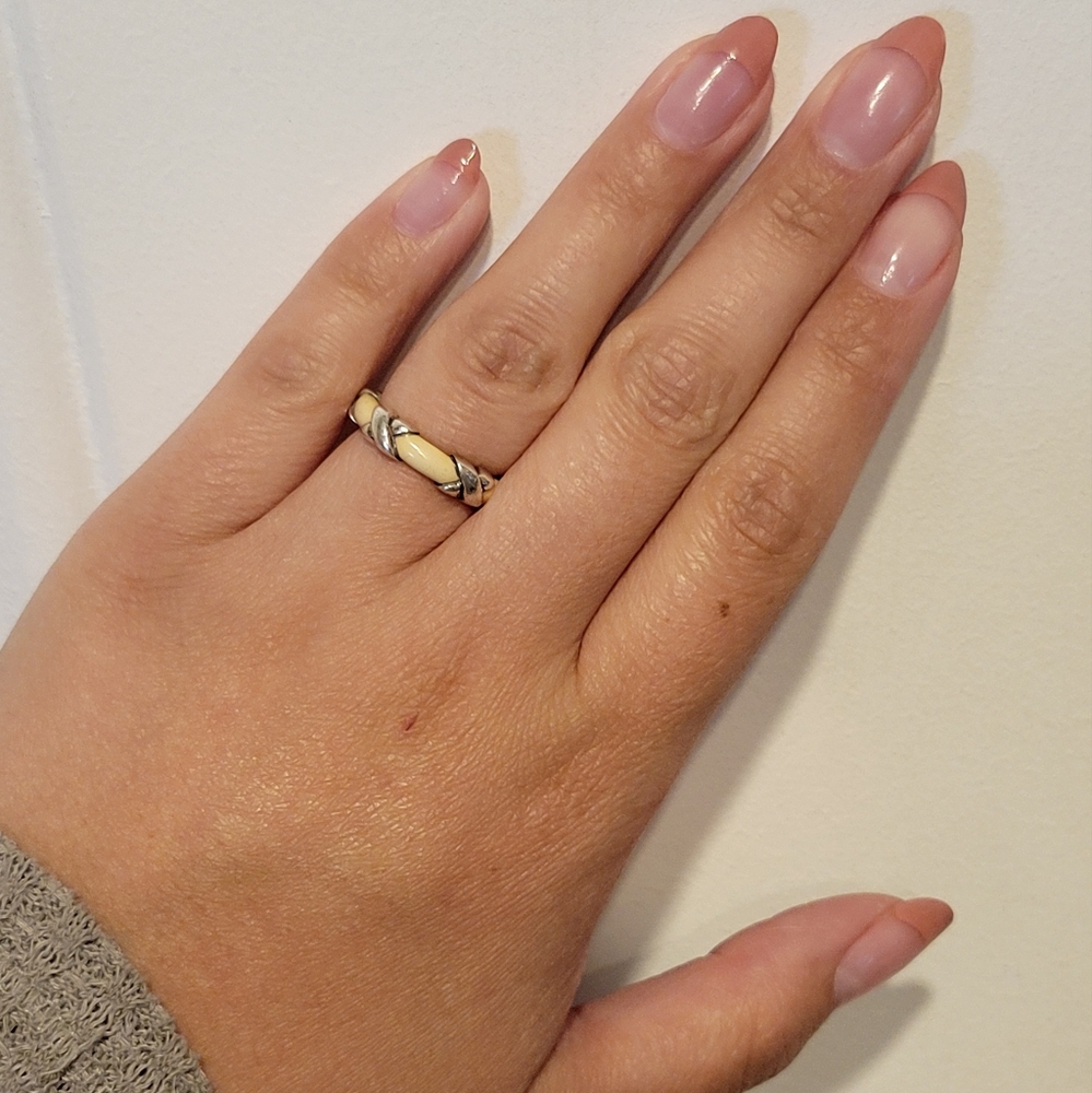 Tiffany & Co. Off-white Enamel X Kiss Ring Size 5.75